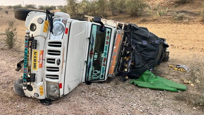 छत्तरगढ़-बीकानेर सड़क मार्ग पर टायर फटने से पलटी फल से भरी पिकअप