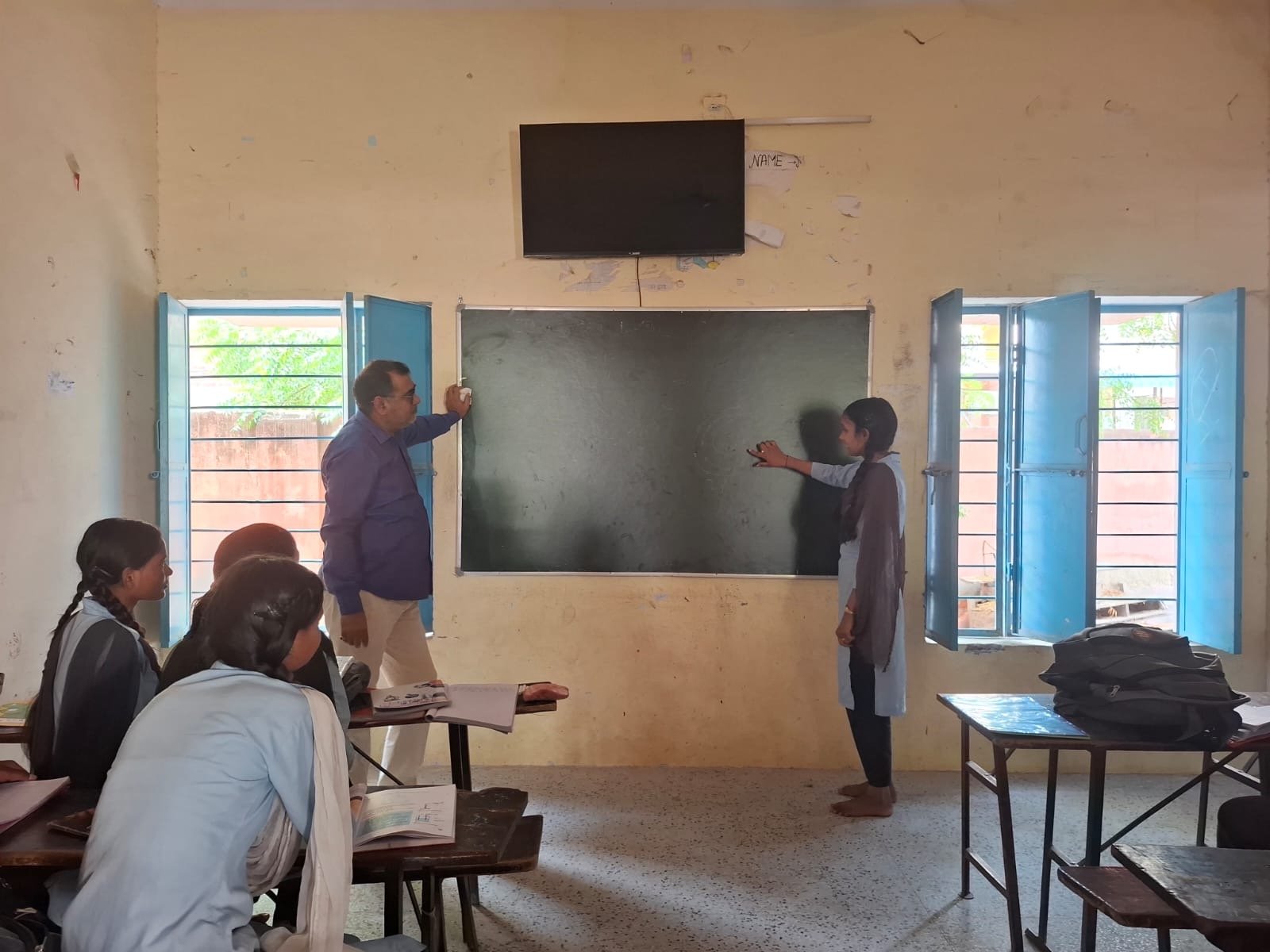 Bikaner News: शिक्षा निदेशक का औचक निरीक्षण, अनियमितताओं पर सख्त कार्रवाई—शिक्षक निलंबित, प्राचार्यों को नोटिस