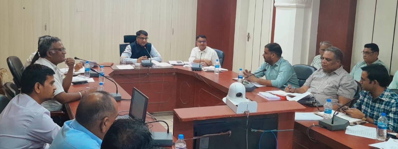 Bikaner News: लंबित राजस्व मामलों का समयबद्ध निस्तारण करें—कलेक्टर निशांत जैन के सख्त निर्देश