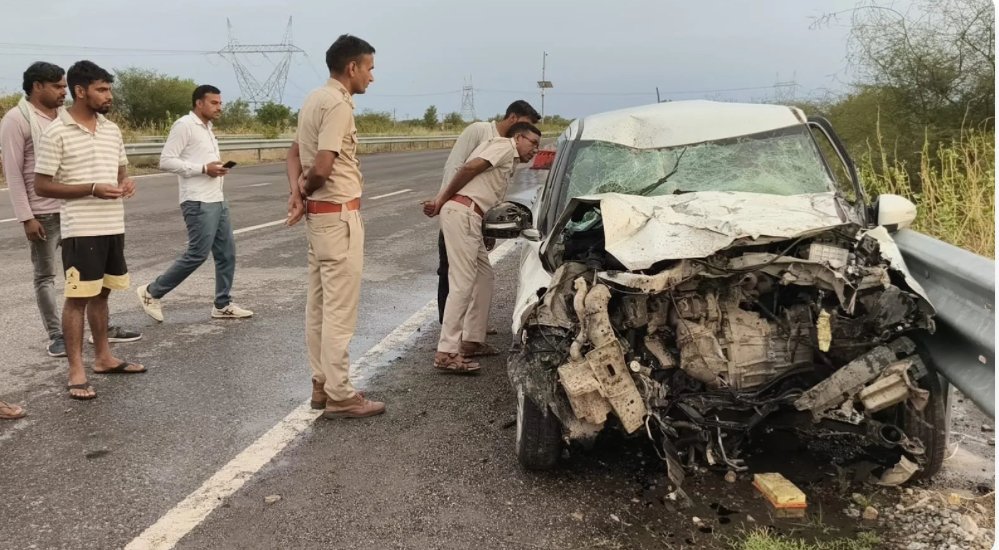 लूणकरणसर एक्सप्रेस-वे बना मौत का रास्ता! गड्ढे से उछली कार ट्रक में घुसी, चालक गंभीर घायल