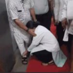 मंत्री के पैरों में गिरकर रोने लगी नर्स! बोली- “सर मैं बहुत परेशान हूं, ट्रांसफर करवा दीजिए”